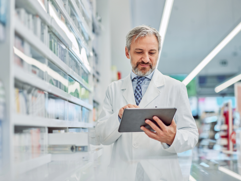Apotheker mit Tablet
